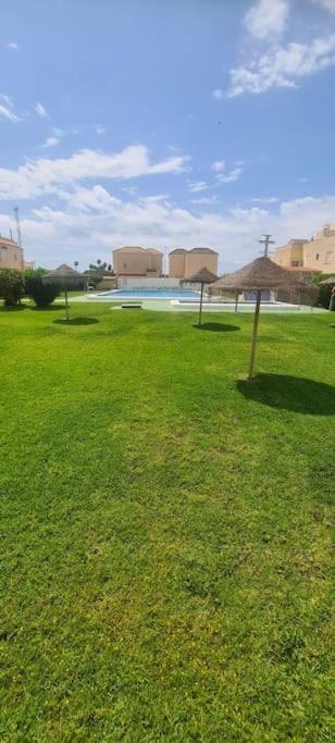 Bungalow Avec Piscine Torrevieja Exterior photo